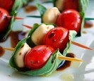 Aperitivo ligero para una cena - Brochetas de caprese